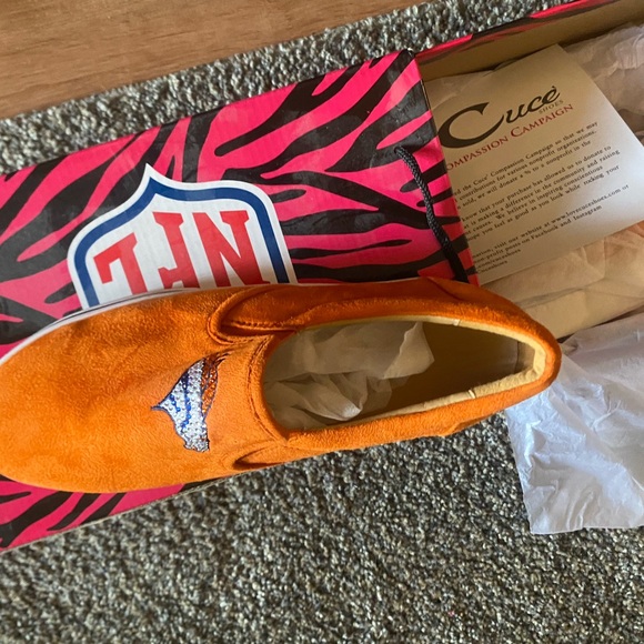 NFL Denver Broncos Slip on Suede Women’s size 11 - Picture 4 of 4